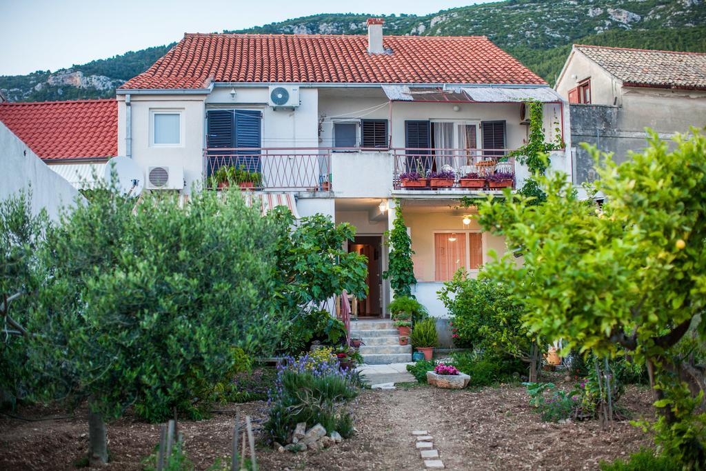 Garden Apartments Komiža Exterior foto